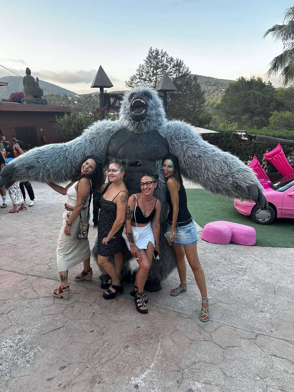 INFLATABLE GORILLA — Crazy & Visual performer, Performance Lab Ibiza